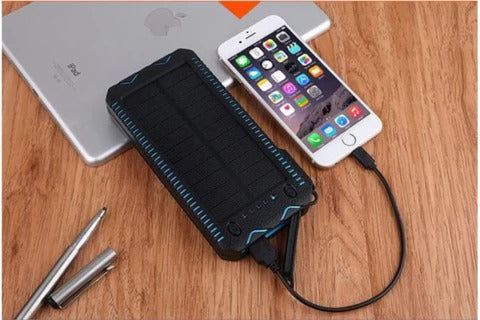 Batterie Externe Solaire Rugged — Torche LED, Briquet, Étanche & Anti-Choc